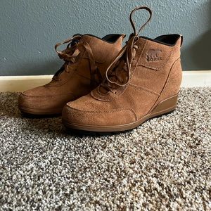 Sorel Evie Sport lace up, tan velvet